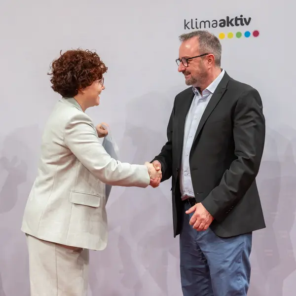 Menschen auf einer Bühne bei einer Veranstaltung