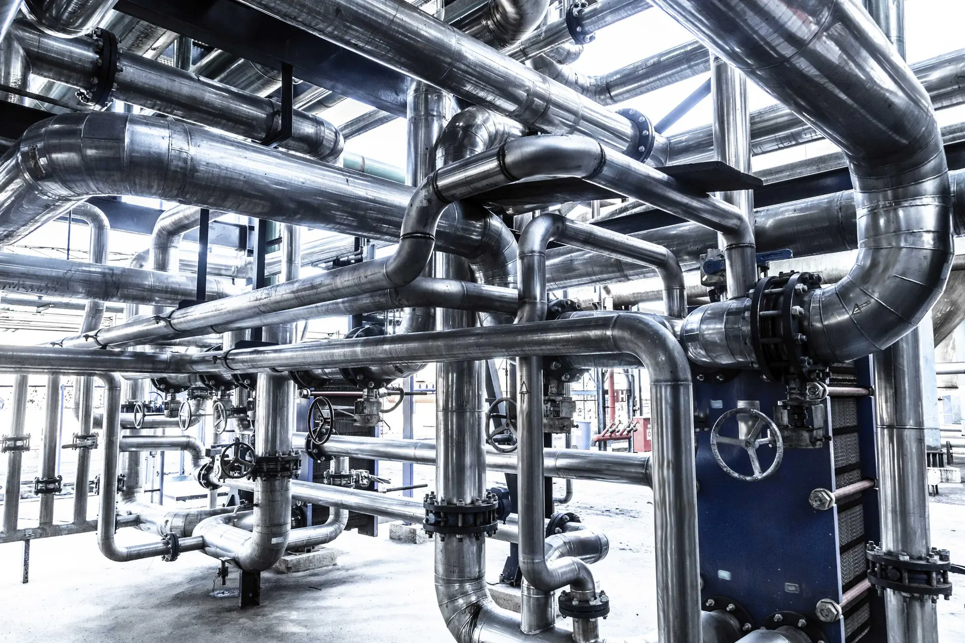 Industrielles Dampfrohr mit Ventilen und Edelstahlantrieben