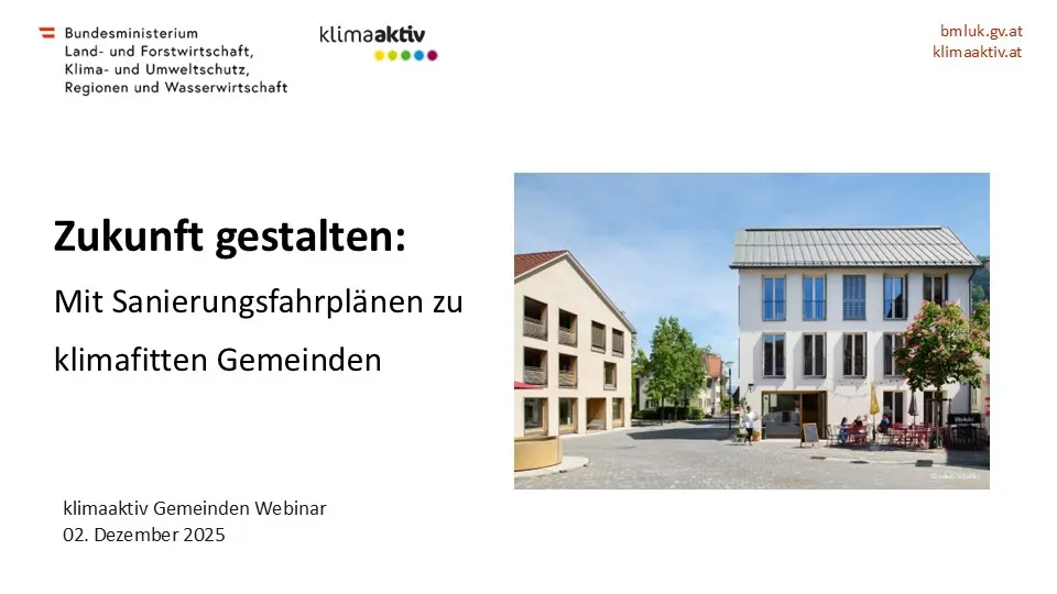 Titelbild des klimaaktiv-Webinars „Zukunft gestalten: Mit Sanierungsfahrplänen zu klimafitten Gemeinden“ vom 2. Dezember 2025, links Text und Logos, rechts sanierter Platz mit modernen Gebäuden und Bäumen.