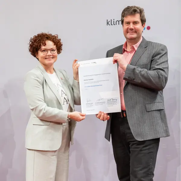 Menschen auf einer Bühne bei einer Veranstaltung