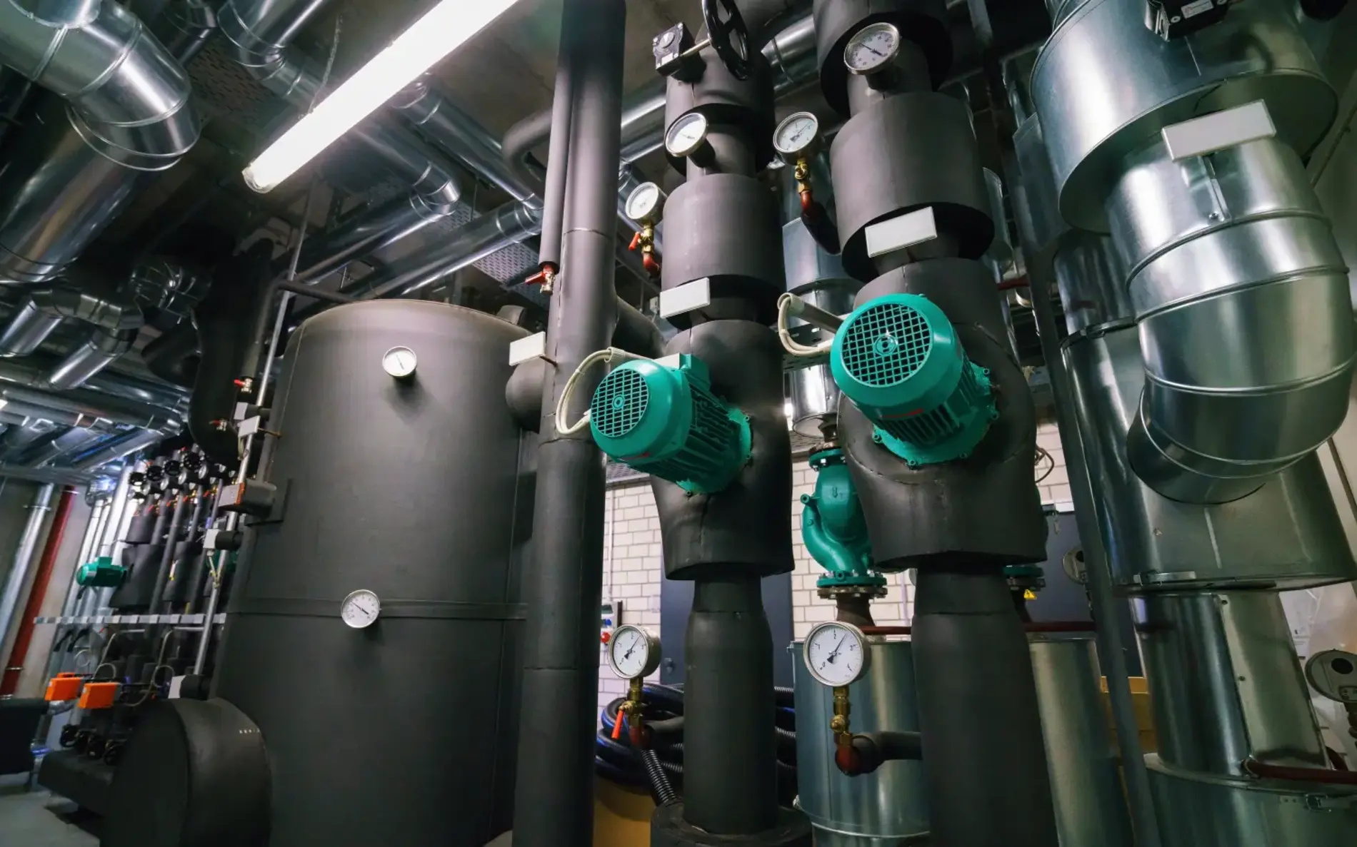 Gedämmte Industrierohre und -geräte in einer Kesselanlage