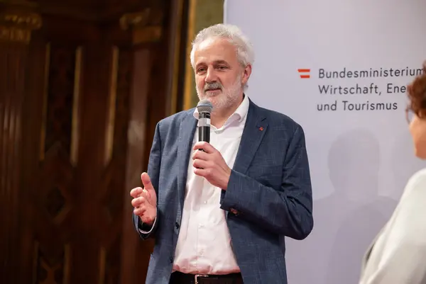 ein Mann mit Mikrofon auf einer Bühne