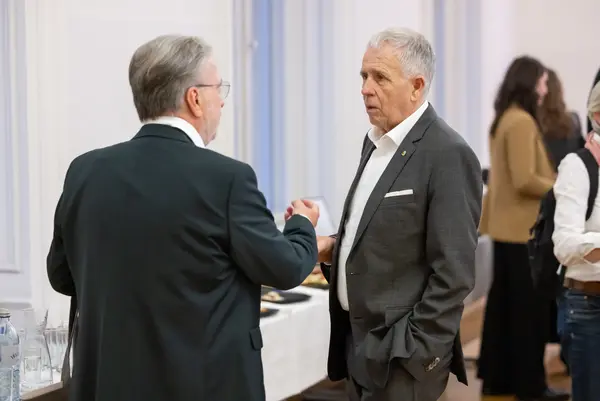 Personen unterhalten sich auf einer Veranstaltung