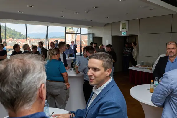 Besucher:innen einer Veranstaltung unterhalten sich