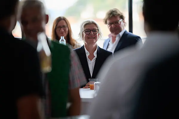 Zuhörer:innen auf einer Veranstaltung