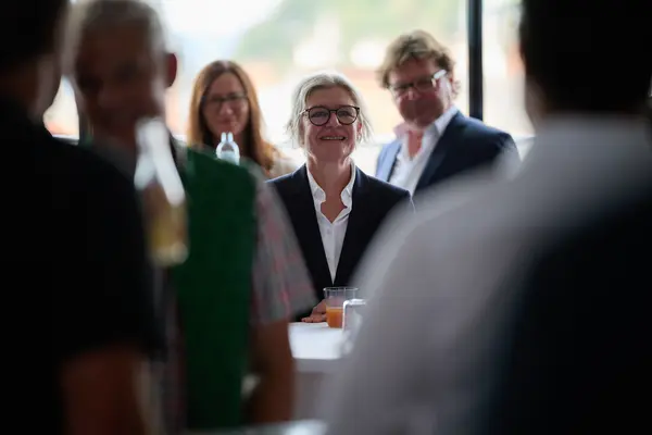 Zuhörer:innen auf einer Veranstaltung