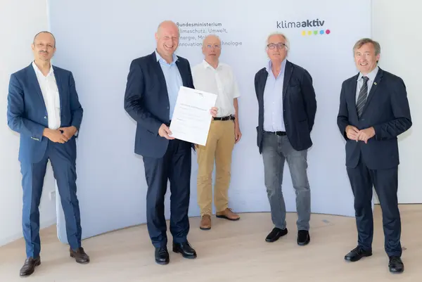 klimaaktiv Gold Auszeichnung für das RWA Headquarter in Korneuburg. Im Bild: Jürgen Schneider (Klimaschutzministerium), Karl Hofbauer (RWA), Ernst Maurer (Maurer & Partner), Thomas Belazzi (BauXund Forschung und Beratung GesmbH), Herbert Greisberger (enu)
