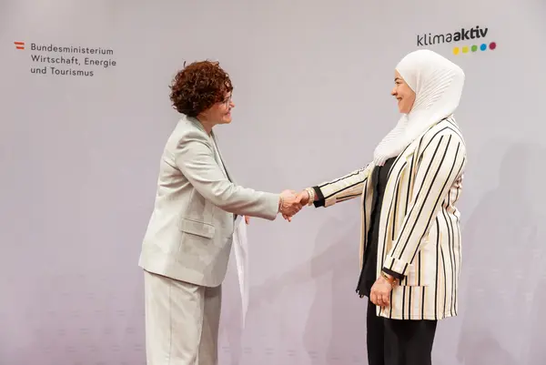 Menschen auf der Bühne bei einer Veranstaltung