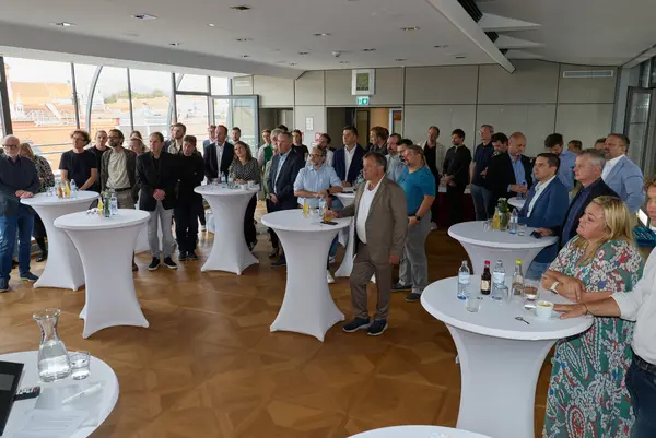 Menschen an Stehtischen im Rahmen einer Veranstaltung