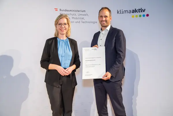 Im Bild: Klimaschutzministerin Leonore Gewessler und Georg Stadlhofer (Facility Management Austria)