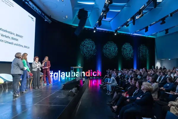 Publikum bei einer Veranstaltung und eine Bühne