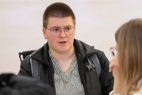 Personen unterhalten sich bei einer Veranstaltung