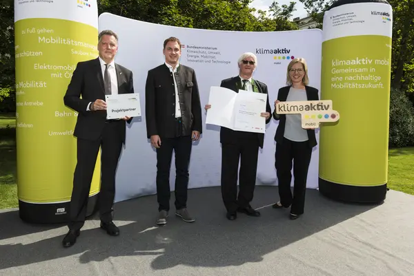 Die Horn GmbH wird für die Fuhrparkumstellung durch die Neuanschaffung von vier E-Staplern (die zu 100 Prozent mit Strom aus erneuerbaren Quellen geladen werden) ausgezeichnet. Im Bild: Markus Horn und Christian Horn gemeinsam mit FBM Leonore Gewessler und Alexander Klacska, Obmann der Bundessparte Transport und Verkehr der Wirtschaftskammer Österreich.