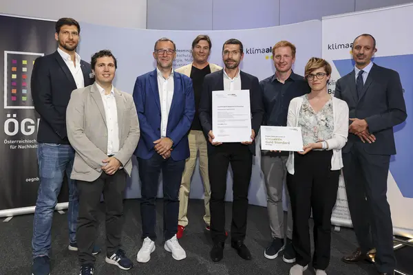 Ausgezeichnetes Projekt: Wohngebäude Ziegelhofstraße, 1220 Wien<br /> Fertigstellung, 928 von 1000 klimaaktiv Punkten, klimaaktiv GOLD;<br /><br />  Bauherrschaft: Hirschstetten Vermietungs GesmbH<br /> Architektur: Franz und Sue ZT GmbH<br /> Bauphysik & Bauleitung: DI Alexander Katzkow & Partner GmbH<br /> Haustechnik Gebäudetechnik: Kainer GmbH/ Elektrotechnik Wunderl ZT GmbH<br /> klimaaktiv Consultant: IPJ Ingenieurbüro P. Jung GmbH