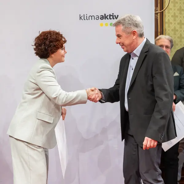 Menschen auf einer Bühne bei einer Veranstaltung