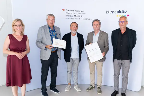 Im Bild: Klimaschutzministerin Leonore Gewessler, Wolfram Sacherer (Wohn- und Siedlungsgenossenschaft Ennstal), Karlheinz Boiger (Hohensinn Architektur), Andreas Gratl (balloon architekten), Karl Höfler (Rosenfelder und Höfler Consulting)