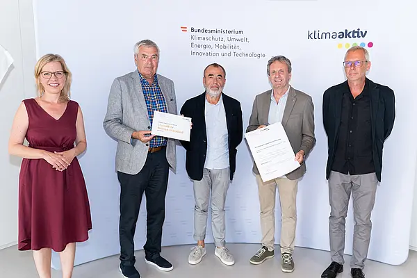 Im Bild: Klimaschutzministerin Leonore Gewessler, Wolfram Sacherer (Wohn- und Siedlungsgenossenschaft Ennstal), Karlheinz Boiger (Hohensinn Architektur), Andreas Gratl (balloon architekten), Karl Höfler (Rosenfelder und Höfler Consulting)
