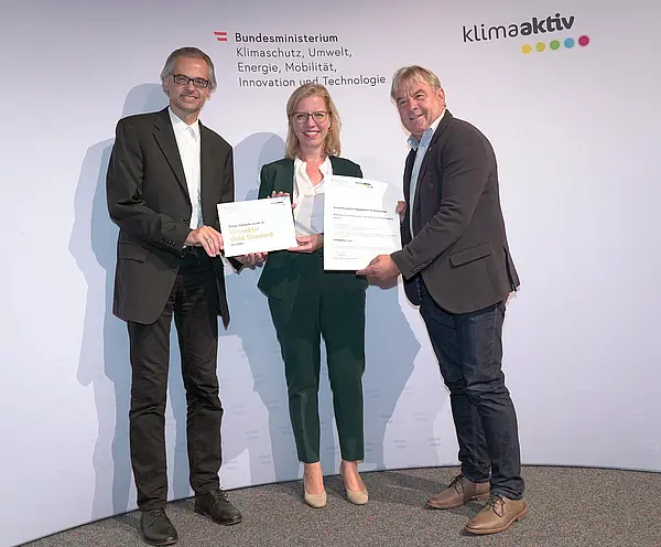 Im Bild: Klimaschutzministerin Leonore Gewessler, Bürgermeister Manfred Maierhofer (Gemeinde Ludmannsdorf / Bil?ovs), Gerhard Kopeinig (ARCH+MORE ZT)