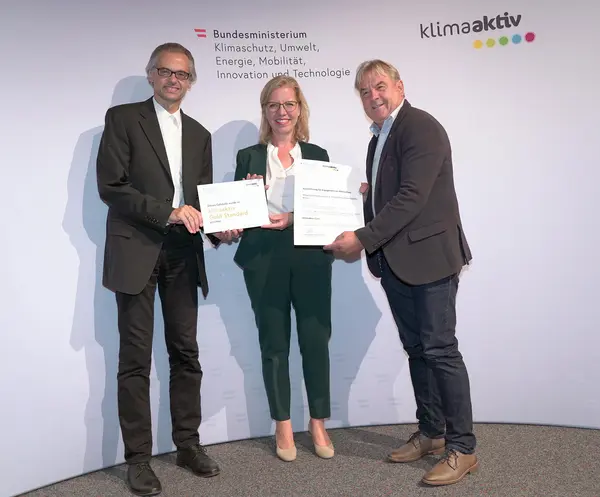 Im Bild: Klimaschutzministerin Leonore Gewessler, Bürgermeister Manfred Maierhofer (Gemeinde Ludmannsdorf / Bil?ovs), Gerhard Kopeinig (ARCH+MORE ZT)
