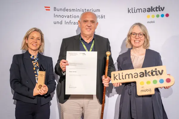 Am 23.9.2025 fand die Verleihung des Fußverkehrs-Awards von klimaaktiv mobil in Graz statt. Dieter Schwab vom Verein Walk-space.at erhielt einen Sonderpreis für seine Pionierarbeit für den Fußverkehr. Im Bild: Dieter Schwab (Walk-Space.at), gemeinsam mit Sektionsleiterin Cornelia Breuß (BMIMI) und Stephanie Schwer (Österreichischer Städtebund)