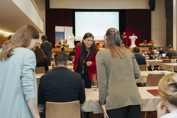 Personen im Gespräch im Konferenzsaal