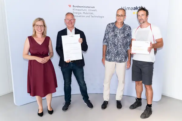 Im Bild: Klimaschutzministerin Leonore Gewessler, Harald Kopertz (AURIS Immo Solutions), Guido Seeger (Architekturbüro Seeger), Markus Kozak (Pilz & Partner ZT)