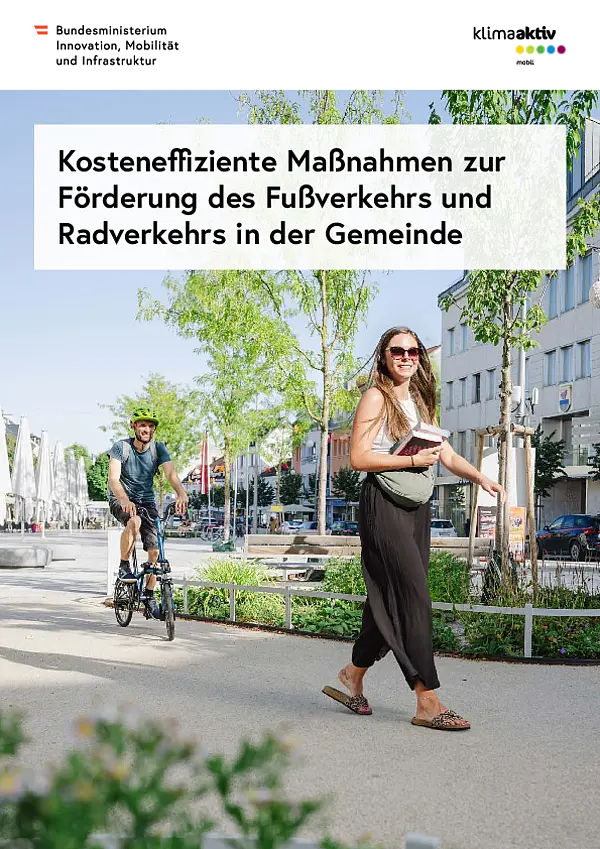 Cover der Broschüre "Kosteneffiziente Maßnahmen zur Förderung das Fußverkehrs und Radverkehrs in der Gemeinde". Darauf eine gehende und eine fahrradfahrende Person auf Pflasterstein und grünen Beeten