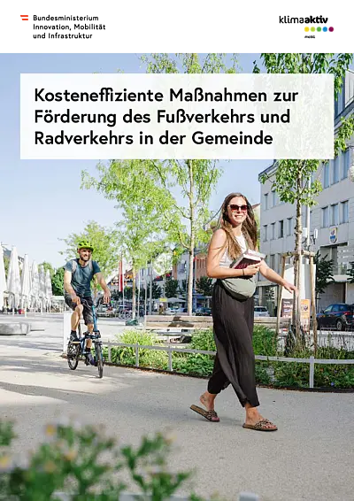 Cover der Broschüre "Kosteneffiziente Maßnahmen zur Förderung das Fußverkehrs und Radverkehrs in der Gemeinde". Darauf eine gehende und eine fahrradfahrende Person auf Pflasterstein und grünen Beeten