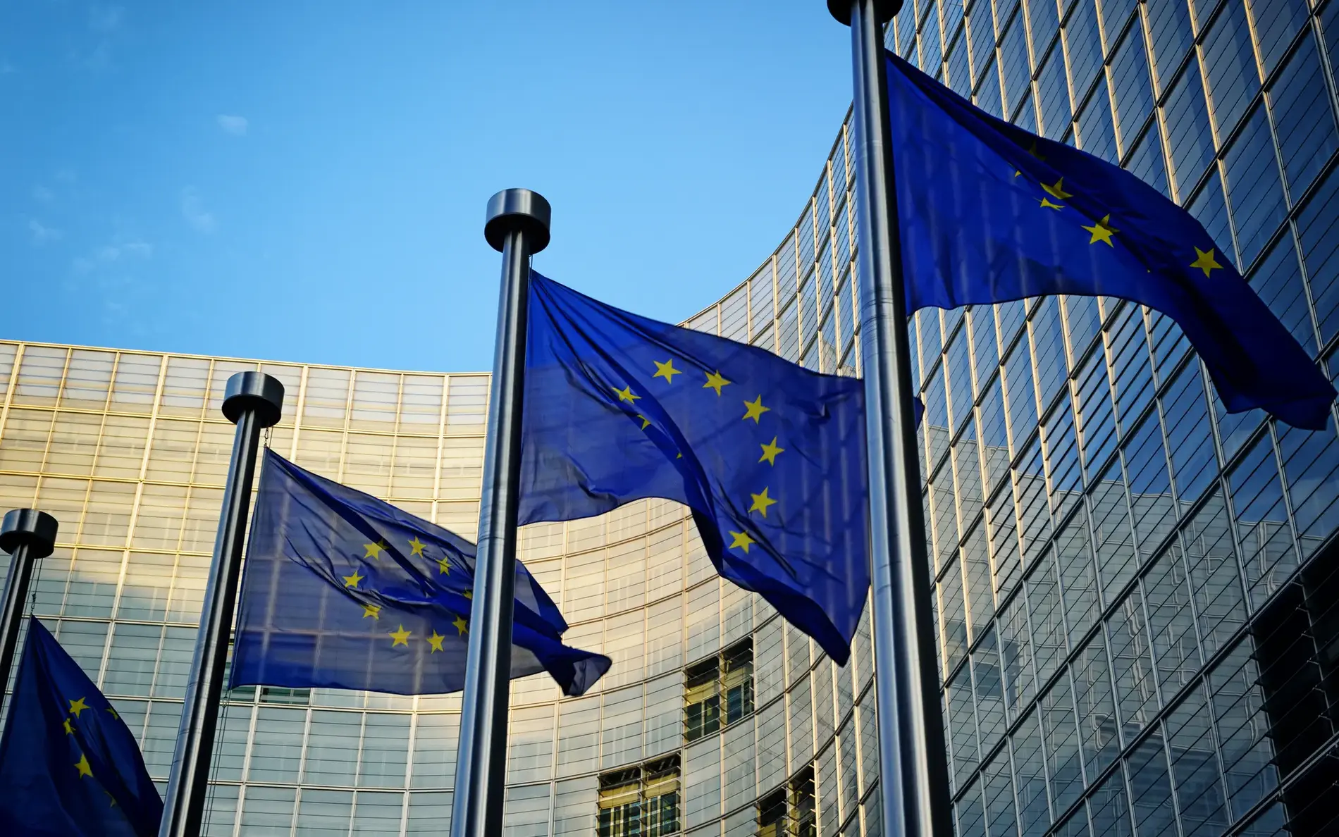 EU Flaggen vor dem Gebäude der EU Kommission in Brüssel
