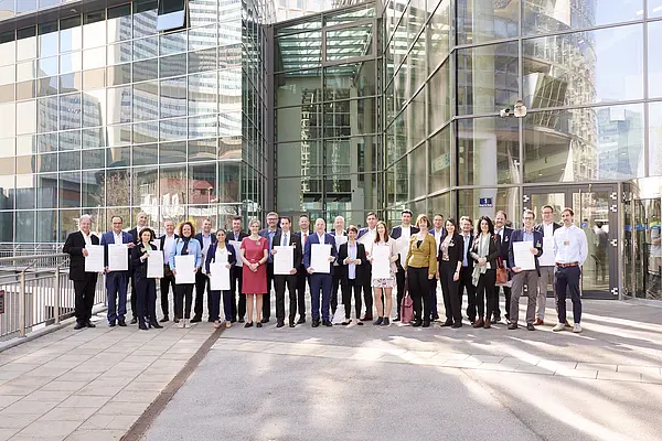 Gruppenfoto - Das Klimaschutzministerium (BMK) zeichnete am Donnerstag, den 24. März 2022, im Rahmen des ersten Austrian Sustainability Summits 20 heimische Betriebe für ihr außerordentliches Engagement in Sachen Energieeffizienz aus.