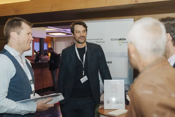 Drei Männer im Gespräch