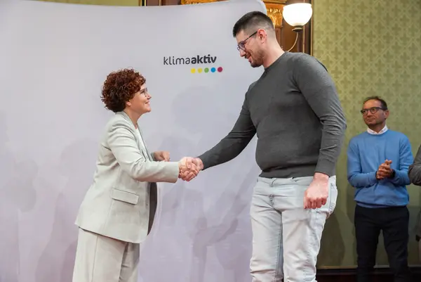 Menschen auf einer Bühne bei einer Veranstaltung