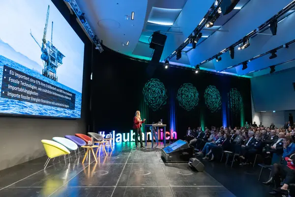 Frau spricht auf einer Bühne