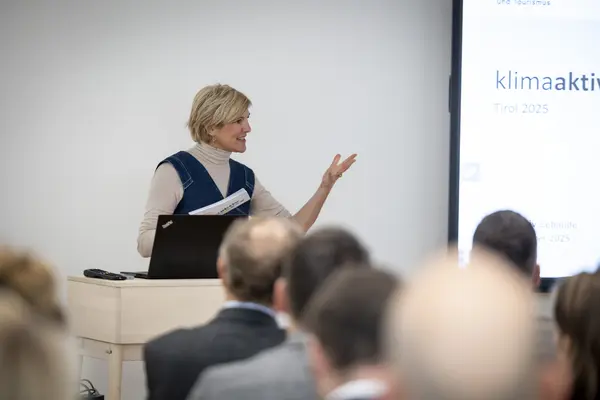 eine Frau spricht auf einer Bühne