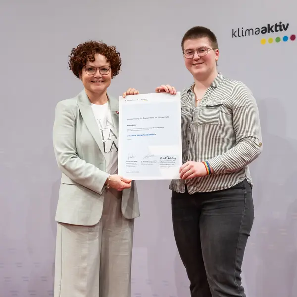 Menschen auf einer Bühne bei einer Veranstaltung