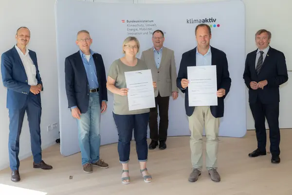 klimaaktiv Bronze Auszeichnung für die Sanierung des Bürogebäudes IZ NÖ-Süd M40 und den Neubau des Bürogebäude IZ NÖ-Süd M72-3 in Wr. Neudorf. Im Bild: Jürgen Schneider (Klimaschutzministerium), Jutta Ertl (Ingenieurbüro Stehno&Partner), Thomas Heigl, Wolfgang Prikowitsch, Martin Huber (ecoplus), Herbert Greisberger (enu)