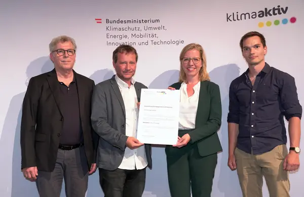 Im Bild: Klimaschutzministerin Leonore Gewessler, Tobias Schmerlaib und Wolfram Stöby (Fortschritt Gemeinnützige Bau-, Wohnungs- und Siedlungsgenossenschaft für Kärnten), Reinhard Hohenwarter (3KANT Architekten ZT)