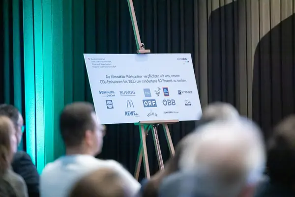 Eine Tafel mit Firmenlogos bei einer Veranstaltung