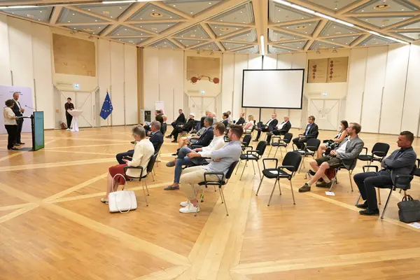 Die Kompetenzpartner:innen sitzen im Saal verteilt