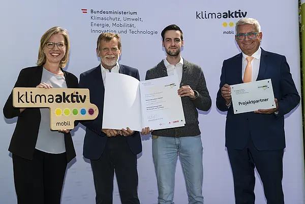 Der Gemeindeverband Ybbstal wird für den Ausbau der Radfinfrastruktur und den Aufbau einer pilothaften Mobilitätszentrale ausgezeichnet. Im Bild: Martin Ploderer und Dominik Daurer gemeinsam mit FBM Leonore Gewessler und Gemeindebundpräsident Alfred Riedl.