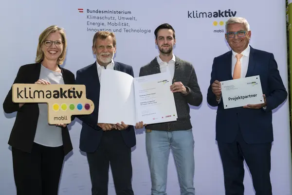 Der Gemeindeverband Ybbstal wird für den Ausbau der Radfinfrastruktur und den Aufbau einer pilothaften Mobilitätszentrale ausgezeichnet. Im Bild: Martin Ploderer und Dominik Daurer gemeinsam mit FBM Leonore Gewessler und Gemeindebundpräsident Alfred Riedl.