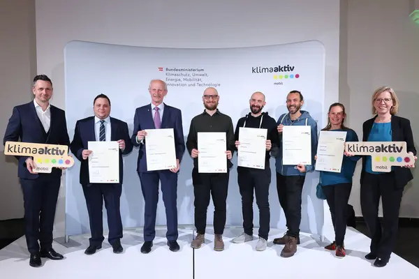 v.l.n.r.: Michael Nendwich, Simon Riffert, Johann Scharinger, Giovanni Remonato, Francesco Remonato, Gaetan Radigois, Nora Rühringer, Leonore Gewessler