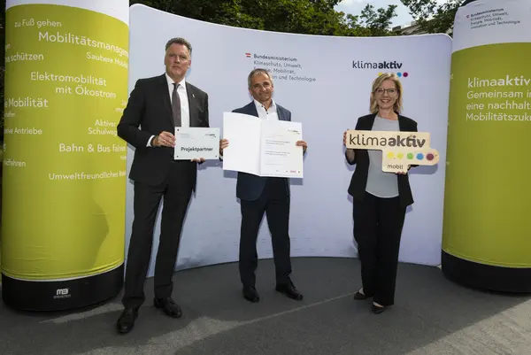 Die PETSCHL-TRANSPORTE Österreich GmbH & Co KG wird für die Installation eines Dispositionssystems, das die Optimierung der Routenplanung und Auslastung der Lkws ermöglicht, ausgezeichnet. Im Bild: Josef Wögerer gemeinsam mit FBM Leonore Gewessler und Alexander Klacska, Obmann der Bundessparte Transport und Verkehr der Wirtschaftskammer Österreich.