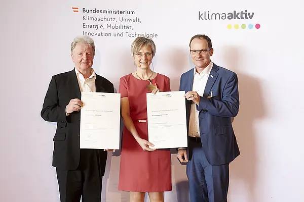 DI Dr. Bettina Bergauer, Stellvertretung Stabsstelle Dialog zu Energiewende und Klimaschutz, zeichnete am 24. März 2022 energieeffiziente Betriebe und Beratungsunternehmen aus.  Ausgezeichneter Betrieb und neuer klimaaktiv Projektpartner: Braucommune in Freistadt  Im Bild: Ewald Pöschko (Geschäftsführer Braucommune in Freistadt), Bernd Freisais (Geschäftsführer LINZ ENERGIE-SERVICE GmbH) mit Bettina Bergauer (BMK)