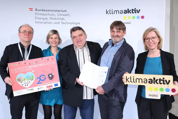 Auszeichnung klimaaktiv mobil Kompetenzpartner:innen Am ersten Abend des 13. Österreichischen Radgipfels, der von 3. bis 5. April in Wien stattfindet, zeichnete Klimaschutzministerin Leonore Gewessler insgesamt 68 klimaaktiv mobil Kompetenzpartner:innen und die Preistragenden der Österreichischen Mobilitätswoche 2021 aus.