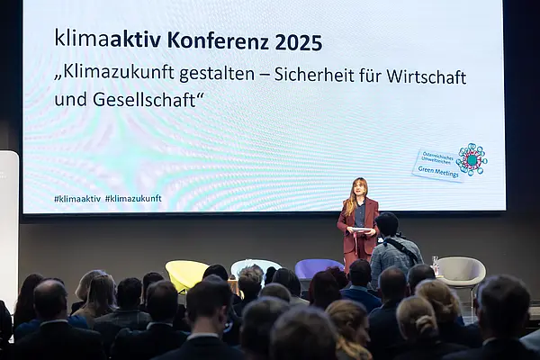 Moderatorin auf der Bühne