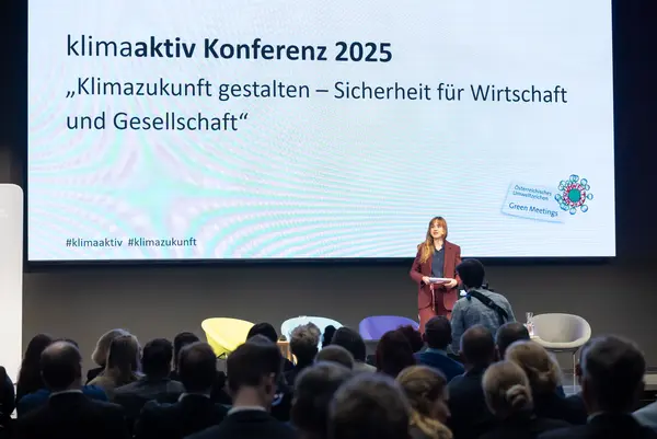 Moderatorin auf der Bühne