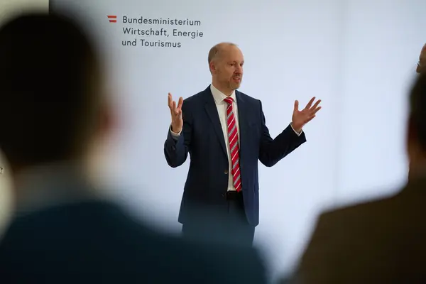 ein Mann im Anzug spricht vor einem Publikum