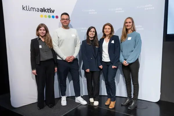 Gruppenfoto auf einer Bühne