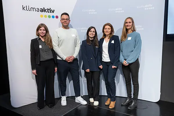 Gruppenfoto auf einer Bühne